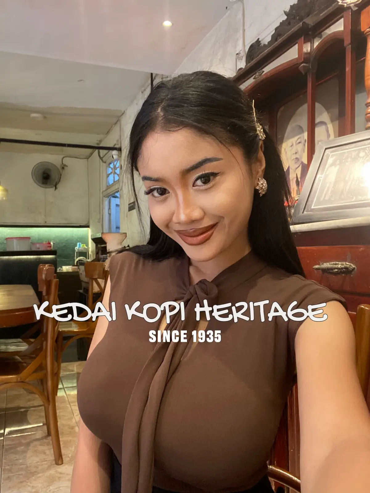 Tanggal 27 Agustus kemarin aku main ke Kedai Djoen di Malioboro, Yogyakarta. Dulu namanya Toko Roti Djoen Lama yang berdiri sejak 1935, sekarang jadi kedai heritage dengan vibe Pesona Baroe Tempo Doeloe. Aku nyobain kopi Djoen, nasi goreng, kudapan, sampai filter coffee pakai beans Arabika Pengalengan Jawa Barat. Diseduh pakai V60, rasanya unik: nila, kacang panggang, citrus, dan kakao. Menunya variatif, semua manual brew. Snack-nya nggak kalah gokil. Onbijtkoek dan roti isi nanas cuma Rp9.000 aja. Roti tawarnya gede banget, harga Rp9.000–Rp11.000, dipanggang pakai oven batu tradisional. No wonder rasanya otentik banget! Interiornya heritage, semi outdoor dan indoor, photogenic buat foto, plus barista ramah banget. Lokasi strategis di Jl. Margo Mulyo 78, gampang diakses, fasilitas lengkap: stop kontak, smoking area, parkiran luas. Kalau ke Malioboro, wajib banget mampir ke sini. Jangan datang pas jam makan siang atau malam ya biar lebih santai. #KedaiDjoen #CoffeeTikTok #NgopiJogja #Malioboro #CoffeeTok                            
