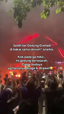 Surabaya, kota indah yg justru kehilangan keindahannya akibat ulah oknum” anarkis ini. Kota yg seharusnya sama-sama kita jaga, malah dirusak diporak porandakan oleh mereka” ini, demi memprovokasi sana sini. Dan hal ini jg seketika membuat esensi dari demo itu sendiri hilang. Kasihan teman-teman yg sudah berniat menyuarakan dgn cara yg mungkin bisa lebih baik, justru malah harus kena chaos dan imbasnya dari oknum” ini.  Miris💔 #gedunggrahadi #demo #oknum #indonesiadarurat 