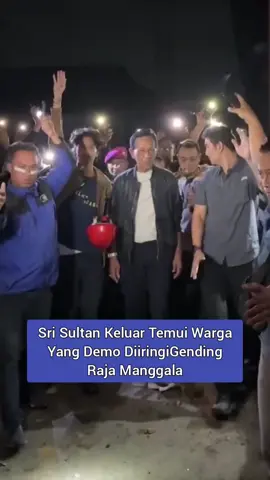 Gending raja manggala adalah iringan gamelan sebagai tanda bahwa beliau hadir bukan sebagai gubernur melainkan sebagai raja. Raja jawa onggu. Di cintai rakyat maka di kawal langsung oleh rakyatnya.