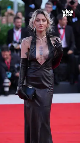 I geni non mentono mai. Suo padre è un certo Michael Jackson, nome alternativo Re del Pop, e il cognome è uno di quelli pesanti. Soprattutto se il mondo dello spettacolo è il tuo mondo. Lo sa bene Paris Jackson, tra le protagoniste della première di “Frankenstein” all’82ª Mostra Internazionale d'Arte Cinematografica, dove ha calcato il red carpet. La modella, artista e attrice è un volto ben noto ai più: tra passerelle, ruoli in film e serie e anche la musica, dove il genere intrapreso è tutt’altro rispetto a quello del padre. Ma non è per la musica che è a Venezia Paris, quanto per la prestigiosa kermesse che la vede partecipare. Arrivata nella Serenissima insieme al suo cagnolino Malachi, Paris su Instagram ha mostrato le sue prime ore a Venezia, prima di calcare il tappeto rosso stasera. Distinguendosi per il suo stile, audacemente sexy e nella versione più dark del termine, con questo long dress sinuoso e un’ampia scollatura sia frontale che sul retro in pelle nera, con dettagli hairy per un tocco punk e lunghi guanti. Vi piace? [📸 IPA] #whoopsee #parisjackson #frankenstein #venezia82