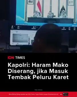 Video conference (Vicon) Kapolri Jendral Pol Listyo Sigit dengan jajaran viral di media sosial. Dalam video tersebut, Kapolri memerintahkan agar anggotanya bertindak tegas jika Mako Brimob diserang massa. “Haram hukumnya yang namanya Mako diserang, haram hukumnya. Dan kalau kemudian mereka masuk ke asrama, tembak. Rekan-rekan punya peluru karet, tembak,” kata Kapolri. Ia pun menyatakan bakal bertanggung jawab apabila ada pihak yang menyalahkan tindakan tegas itu. “Tidak usah ragu-ragu, jika ada yang menyalahkan Kapolri, Listyo Sigit siap dicopot,” ujar Sigit. IDN Times mengonfirmasi arahan tersebut kepada Wakapolri, Komjen Dedi Prasetyo, yang berada di samping Kapolri saat video conference. “Ya, saya juga perintahkan mas yang terobos Mako Polri harus ditindak tegas dan terukur karena Mako Polri adalah representasi dari negara kita,” kata Dedi saat dihubungi, Minggu (31/8). “Perusuh harus diambil tindakan tegas. Kalau Polri runtuh maka negara akan runtuh. Mari sams-sama kita jaga persatuan, kesatuan dan kedamaian untuk Indonesia. Negara tidak boleh kalah dengan perusuh yang merusak Mako Polri,” imbuhnya. #IDNTimesNews #IDNTimes #idntimes_mn #kapolri #listyosigitprabowo 