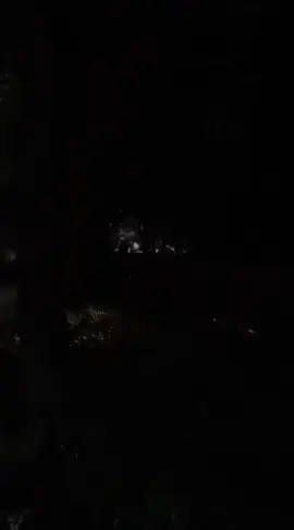 🚨 SITUASI SUDAH TIDAK KONDUSIF 🚨 Sebagian lampu jalan padam, suasana gelap seperti blackout. Bakal banyak kemungkinan yang terjadi dan situasi bisa makin anarkis.Please be aware, jaga diri masing-masing 🙏 📹 Credit video: @vitt_davitt03 #fyppppppppppppppppppppppp #jakarta #demodpr #jakartahariini 