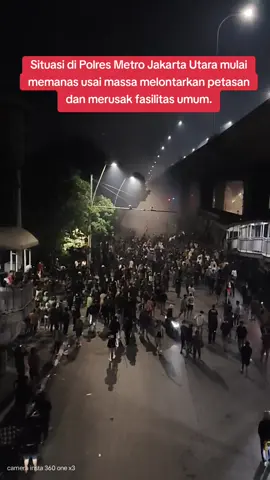 Situasi di Polres Metro Jakarta Utara mulai memanas usai massa melontarkan petasan dan merusak fasilitas umum. Untuk teman-teman semua yang masih di luar rumah, tolong ajak orang sebanyak-banyaknya untuk pulang ke rumah masing-masing. Jangan mau diadu domba, jangan anarkis!!! Tolong bantu jaga biar situasinya tetap kondusif. @firman kreator 15 #polisi #demokrasi #demo #masyarakat 
