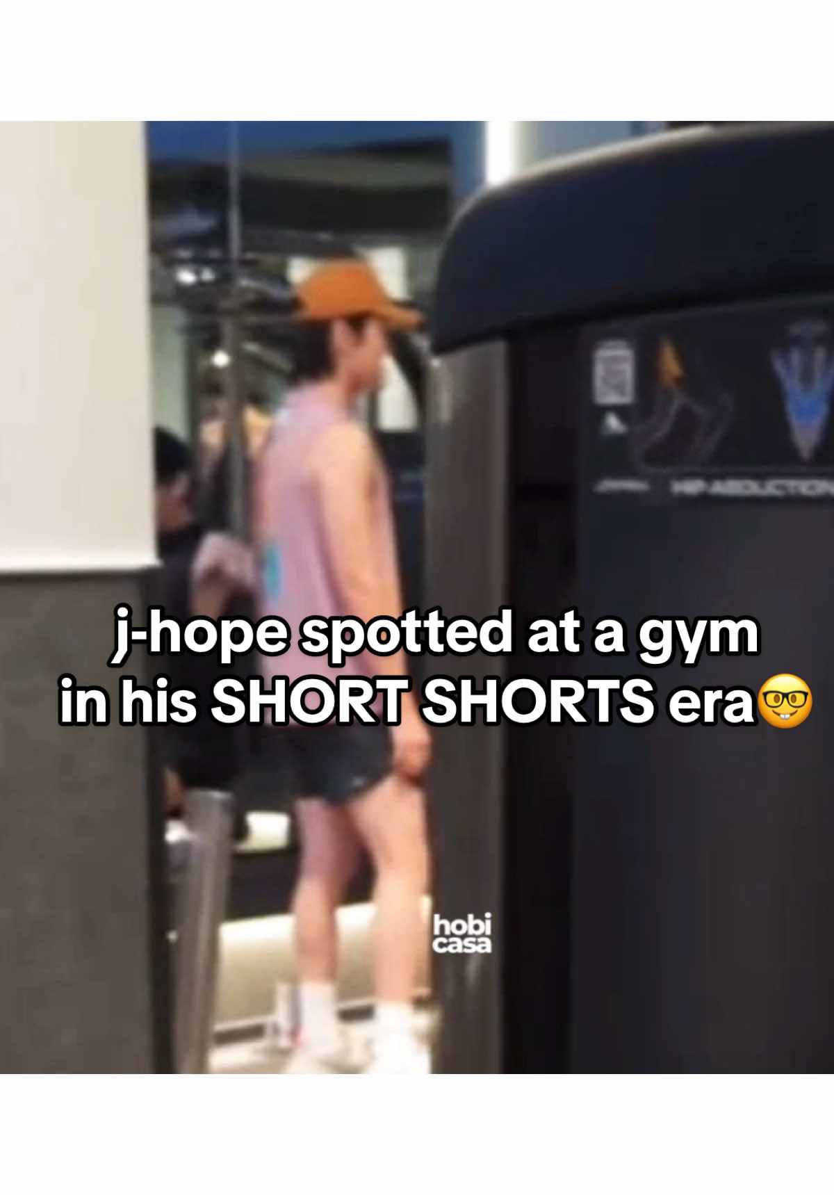 I know my man even from afar 😩 I was watching this vlog where Namjoon was spotted and when I was about to exit I saw a familiar cap🤣 I can’t miss that cap, he always wear it in LA. When I check the legs ✅ the stance ✅ the way he moves ✅ it’s definitely hobi 😁 and my friend @atelierjhoseok confirms the shoes he was wearing 😆 Jeez,hobi! LOOK AT HIM 🥵 in his short shoets era 🤭 #jhope #bangtan 
