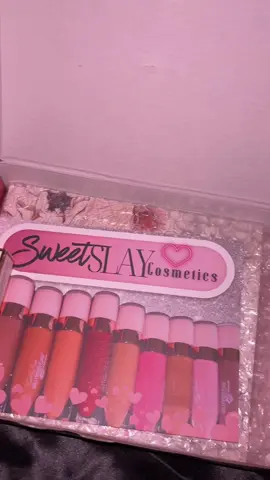 ✨Unboxing magic ✨ Just got my hands on the Hollywood Plump Lip Gloss in Gingerbread 🍂 and the Nude in London palette from @sweetslaycosmetics 🖤 Perfect shades for cozy fall vibes and everyday glam. Can’t wait to play with these beauties! 💋🎨 #unboxing #makeuplover 