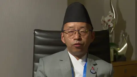 चिनियाँ राष्ट्रपति सी चिनफिङले नेपाल–भारतको सीमा विवादमा चीन पर्न नचाहेको भन्दै दुई पक्षले समाधान गर्नुपर्ने बताएका छन्।  (प्रधानमन्त्री ओली र चीनका राष्ट्रपति सीबीचको भेटपछि परराष्ट्र मन्त्रालयका सचिवले जानकारी दिएको भिडियो)
