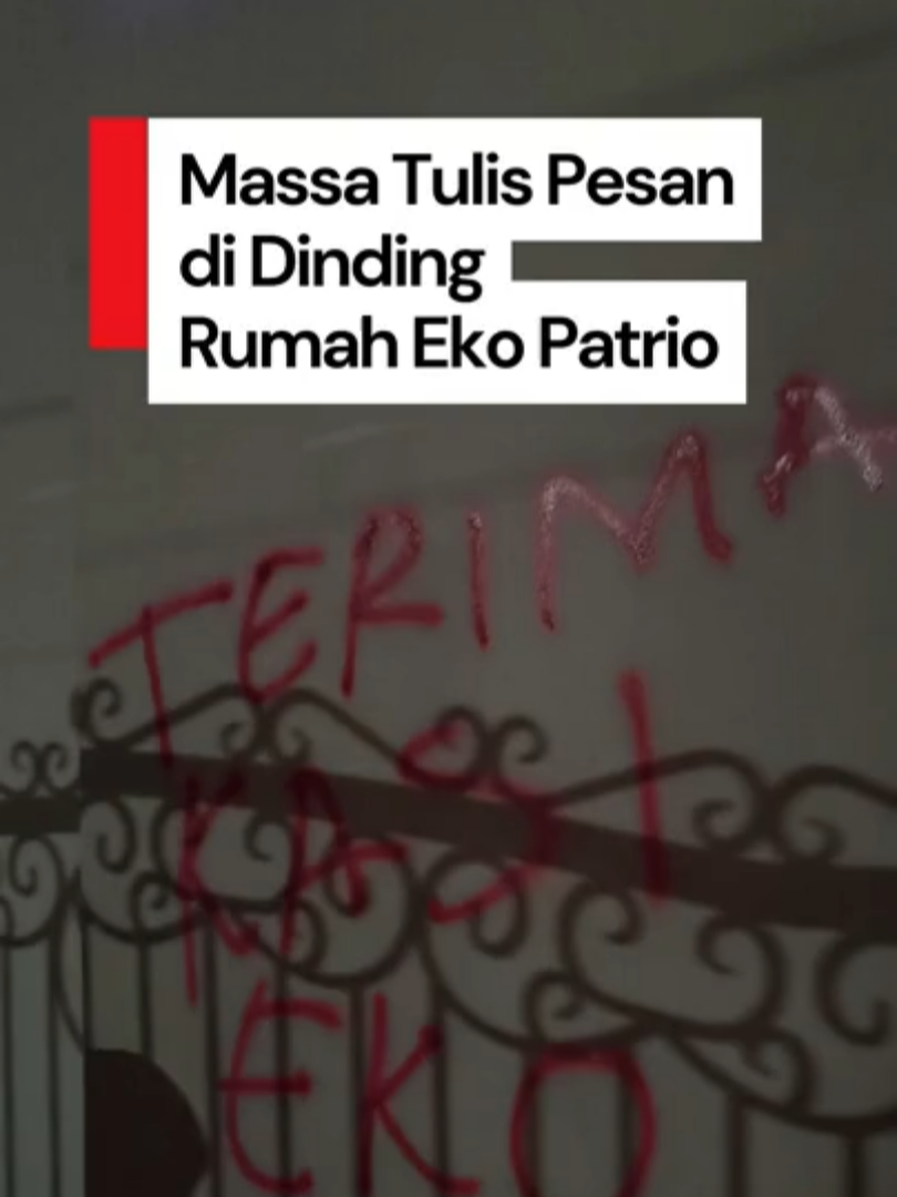 Rumah Eko Patrio di kawasan Jakarta Selatan dijarah massa. Pantauan tim 20Detik sekitar pukul 00:09 WIB, tampak warga masih menjarah barang-barang dari rumah Eko. Tim kami pun menemukan tulisan berwarna merah yang ada di dinding rumah Eko Patrio. Creator: Ammaarza Akhmal #penjarahan #rumahekopatriodijarah #rumahekopatrio #ekopatrio #detikcom