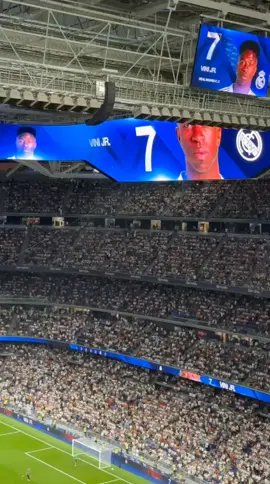 🎥 تم ترديد اسم كيليان مبابي بفخر في سانتياغو برنابيو!