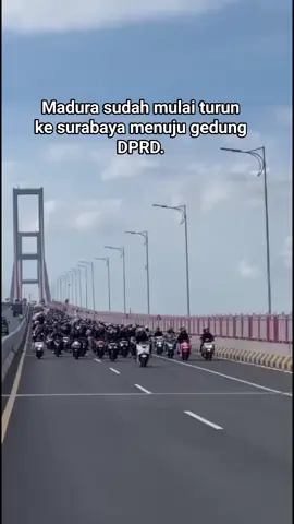 MADURA,MELUNCUR DPRD SURABAYA#Demodpr#aksimasa#polisi#ojolkelindas