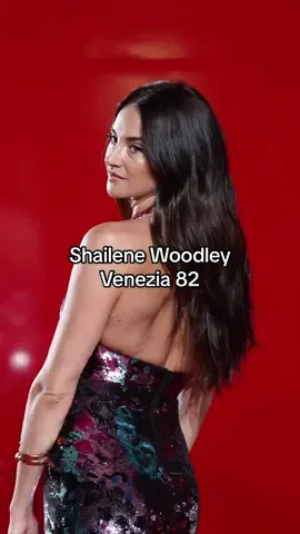 #ShaileneWoodley arriva sul red carpet del #VeniceFilmFestival 2025  #Venezia82 