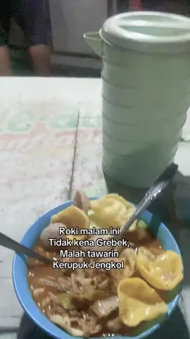 Gak kena gerebek, malah dikasih kerupuk jengkol… #fyp #usinsembiring #bengkulu #demonstrasi 