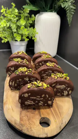 Herkese merhaba hayırlı bir akşam dilerim 🥰   Mozaik Pasta ✨ Malzemeler 2 su bardağı süt 2 yemek kaşığı kakao 2 yemek kaşığı tereyağ 1 küçük çay bardağı tozşeker 1 paket bitter yada sütlü çikolata 80 gram 3 paket pötibör bisküvi Arzuya göre 1 çay bardağı fındık 1 çay bardağı fıstık Üzerindeki  100 gram çikolata . Süslemek için  antep fıstığı  Yapılışı Küçük tencereye tereyağını sütü kakaoyu şekeri çikolatayı koyup tel çırpıcıyla sürekli karıştırarak ocakta tereyağ çikolata eriyene kadar karıştırıyoruz ocaktan alıp kenarda biraz ılıtıyoruz Bisküvileri dörde bölüyoruz  arzuya çikolatalı harcı döküyoruz Harcı her yerine değecek ama bisküviler ezilmeyecek şekilde karıştırıyoruz Harcın tümünü  strece sarıp rulo yapıyoruz harcı  tamamlayıp dondurucuya kaldırıp donana kadar bekletiyoruz Daha sonra çıkarıp dilimleyip eritilmiş çikolataya kenarını batırıp servis tabağına alalım üzerine Antep fıstığı ile süsle . #mozaikpasta #cake #keksekuchen #mozaik #tatlı 