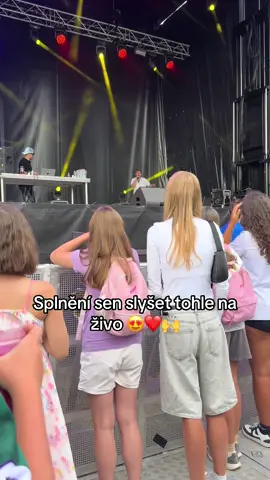 #song #Love#fyp #rohony #laska nejlepší den ever 🙌😍❤️tenhle song na živo zní úplně jinak a taky hituje jinak 