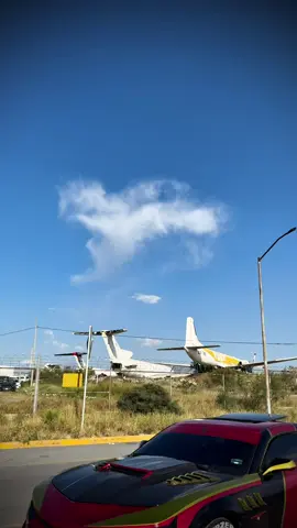 Al fondo, buenas naves estacionadas 😎✈️..! #coches #carros #camaro #avion #chevroletcamaro 