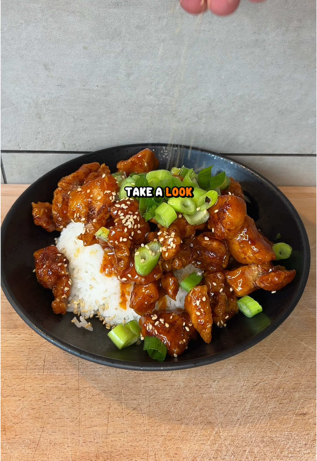 Crispy sweet Chili chicken 🌶️🐓! 🔻Ingredients🔻 -Chicken Breast (400 Grams)(14oz) -Spring Onion (100 Grams)(3.5oz) -Sesame seeds for topping ⬇️Seasoning⬇️ -Garlic Powder (2 Tablespoons) -Paprika Powder (2 Tabespoons) -Black Pepper (1 Teaspoon) -Corn Starch (1/2 Cup) ⬇️Sweet Chili Sauce⬇️ -Sweet Chili (200 ml) -Dark Soy Sauce (20 ml) -Ginger (1 Finger) -Garlic (1 Clove) 🟠Same Account on All Socials🟠 @TheCookingRooki #crispy #fyp #sweetchili #friedchicken #FoodTok 