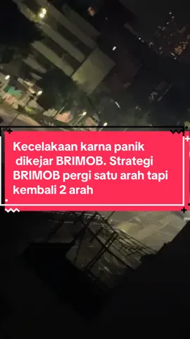 02:45, ada yg panik melihat strategi BRIMOB yg pergi satu arah tapi kembali 2 arah membuatkan terjadi kecelakaan di atas flyover. Tanpa mau meninggalkan motornya, untung BRIMOB cuman bertanya dan tidak menyerang atau menangkap pengemudi. Warga di sekitar nasi kapau juga tidak diserang (alhamdulillah), walaupun ronde pertama diserang karna dikira pendemo. Video selengkapnya di YT Short