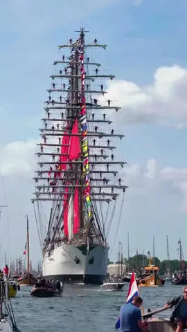 ⛵️🇵🇪 O gigante B.A.P. Unión, navio-escola da Marinha do Peru e um dos maiores veleiros da América Latina, se despediu do SAIL Amsterdam em grande estilo. Os marinheiros espalhados pelos mastros fazem parte de uma tradição naval centenária: 🙌🏽Uma saudação cerimonial ao público ⚓️Um gesto de disciplina, coragem e orgulho 🌍Um símbolo de amizade entre as nações Enquanto for necessário, é importante ter uma boa vida durante a história marítima. #sailamsterdam2025 