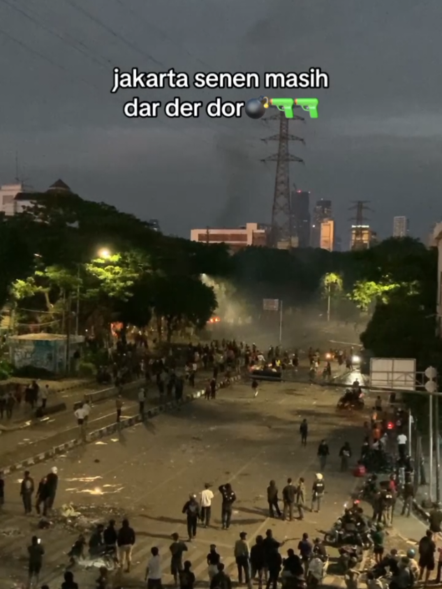 inpo terbaru jakarta semakin mencekam suara tembakan terus terdengar bahkan kabar nya sudah Ada pendemo yg tertembak 😭 entah apa yg ada di dalam pikiran para polisi ini 😭apa kah ini lasan tidak boleh live saat demo supaya mereka bebas melakukan apa pun 🤧#demo #bubarkandpr #polisiindonesia🇮🇩 #CapCut #fyppppppppppppppppppppppp 