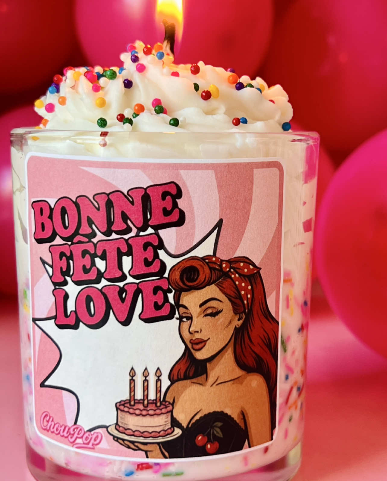 Bonne Fête Love! * Pour l’effet du vidéo la Cire fouettée est plus haute que réglementaire. A la vente elle ne dépasse pas le dessus du contenant et a moin de bonbons sur le dessus 🥰 #bonnefete #chandelle #ciredesoja #choupop 