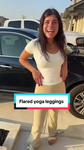 These high waisted flared leggings are perfect from the yoga studio to on the go! #leggings #yogapants #flaredleggings #leggingsoutfit #fallfashion @UEU 