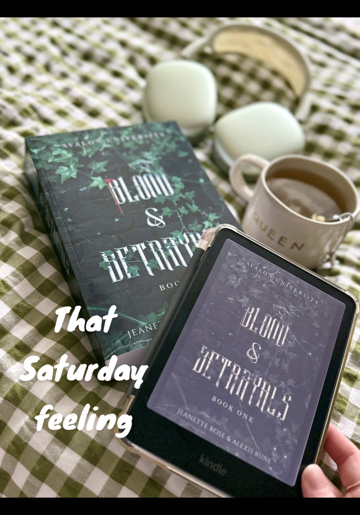 Long weekend (I have Monday off too!) screams for a new read… 💚 Blood & Betrayals by Jeanette Rose & Alexis Rune is a first book in their new Avalon University - paranormal dark academia - series, and I have HUGE expectations. I’ve been promised the same type of obsession as Zodiac Academy! And that series did things to me! 👀 Cute mug from book bestie @Lottiegd91 and tea strainer was, I think, in one of the Illumicrate boxes. So cute! ❤️ #bloodandbetrayals #indiebooks #darkacademiabooks #zodiacacademy #fantasybookrecs 