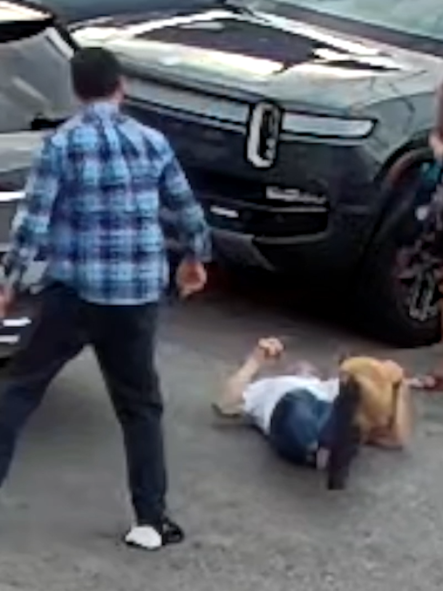 Un servicio de Uber terminó en un violento ataque en Carolina del Sur. El incidente ocurrió cuando el pasajero, un CEO de biotecnología, intentaba subir al auto cuando el conductor se molestó por la presencia de su perro de asistencia y lo confrontó para después atacarlo. El pasajero cayó inconsciente junto al animal, mientras el chofer huía del lugar. La víctima fue trasladada al hospital, donde lo atendieron por una conmoción cerebral y una herida en la cabeza. Posteriormente, la policía informó que el atacante de origen ruso utilizaba una licencia falsa y estaba en el país sin autorización legal. Finalmente, fue arrestado y quedó bajo custodia de ICE en Georgia. La demanda contra Uber sostiene que la empresa falló en sus procesos de verificación de identidad y que este caso refleja un grave riesgo para millones de usuarios que confían en la plataforma para su seguridad.