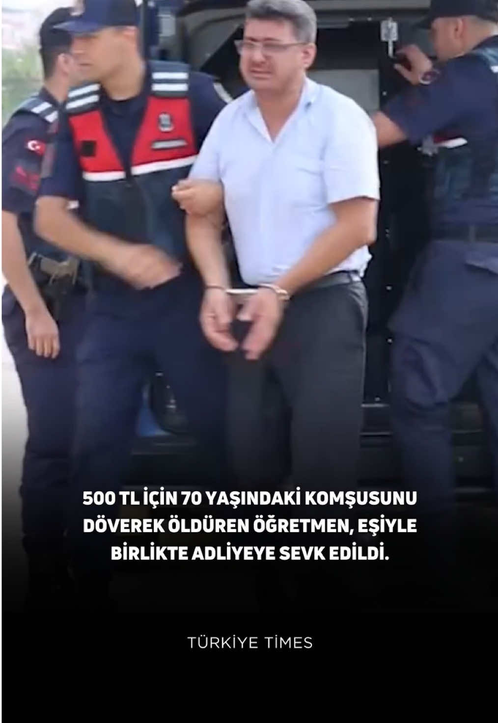 Adana’nın Kozan ilçesinde 500 TL’lik şofben parası tartışması, ölümle sonuçlandı. İddiaya göre, ev sahibi öğretmen Yener R. (42) ile eşi Nurhan R. (38), 4 yıldır kiracıları olan 70 yaşındaki Hüseyin Başak’tan şofben arızası için 500 TL istedi. Başak ise şofbenin kullanılmadığını söyleyerek ödeme yapmadı. Tartışma ertesi gün köy meydanında kavgaya dönüştü. Yener R. ve eşi, 3 çocuk babası Başak’ı sopa ve demir levye ile darbetti. Eve dönen yaşlı adam kısa süre sonra fenalaşarak hayatını kaybetti. Savcı ve jandarma ekiplerinin incelemesinde, Başak’ın vücudunda darp izleri bulundu. Kesin ölüm nedeni için cenazesi Adli Tıp Kurumu’na gönderildi. Olay sonrası kaçan çift, jandarma ekiplerince kısa sürede yakalandı. Daha önce bir meslek lisesinde müdür yardımcılığı yaptığı, halen öğretmenlik mesleğini sürdürdüğü öğrenilen Yener R., eşiyle birlikte adliyeye sevk edildi. Adliye girişinde gözyaşlarına boğulan şüpheli öğretmenin ifadesinde pişman olduğunu söylediği öğrenildi. #haber #gündem #türkiye 