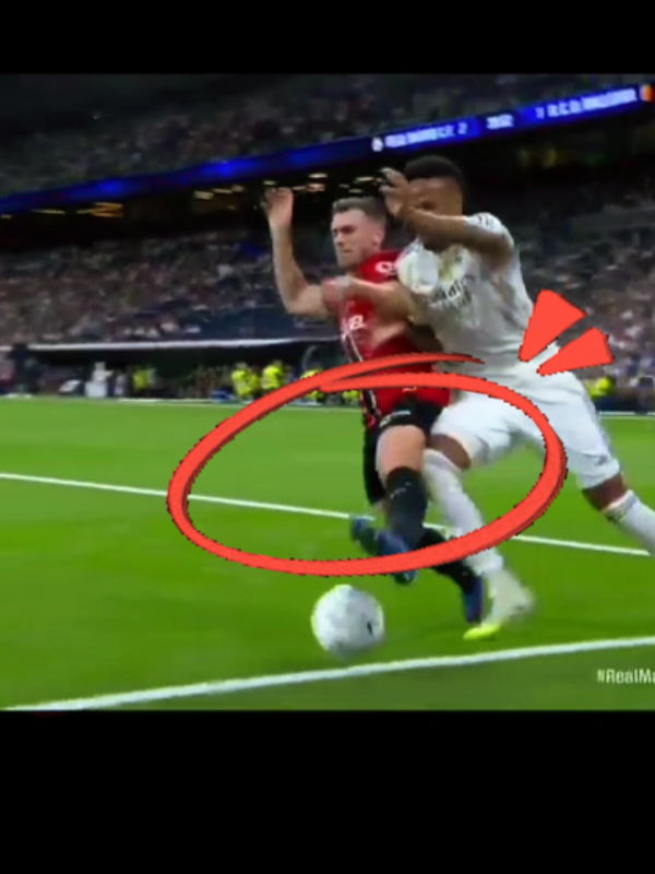 penalti clarísimo!! rodillazo de Militao. #florentino #mallorca #REALMADRID 