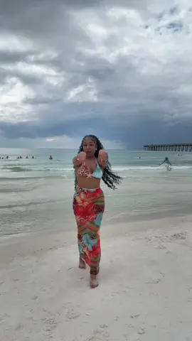 probably needed a hug but went to the beach instead 🥹🫶🏽 #imjustagirl🎀 #lesleysamone #blkgirlcontentcreator #blackgirlcontent #beachdaybaddie 