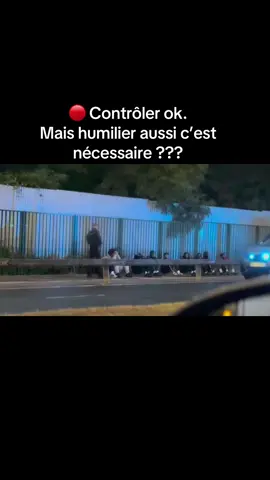 🔴 Rien dans la loi n’impose ou ne justifie de faire asseoir un groupe de jeunes [noirs et arabes] par terre sous la pluie même pour un contrôle de police. Absolument rien. Notre Constitution, la CEDH (Convention européenne des droits de l’homme), et le Code de déontologie de la police nationale imposent en premier lieu le respect de la dignité humaine. Dès lundi, je saisirai le @defenseurdesdroits ainsi que le Procureur de la République de Bobigny afin de faire cesser ce type de traitement dégradant et humiliant. Tenter de m’empêcher de filmer cette scène en m’éblouissant volontairement avec votre lampe torche n’y changera rien. Filmez, filmez, filmez ! NB : vidéo captée ce soir aux alentours de 20h45 à Dugny, en face du village des médias des JOP 2024. Tout un symbole.