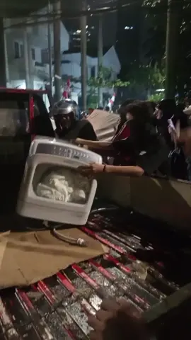 massa membawa barang barang dari rumah Eko Patrio #indonesia🇮🇩 #demo #acab #1312 #demokrasi 