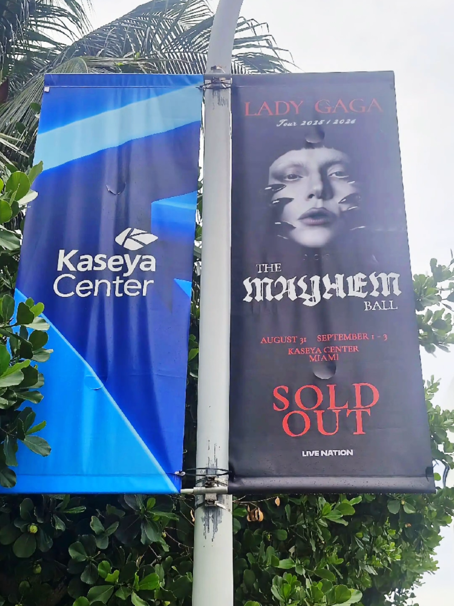 E a ansiedade tá como por aqui?! ❤️❤️❤️ @ladygaga #mayhem #kaseyacenter #miami #mothermonster 