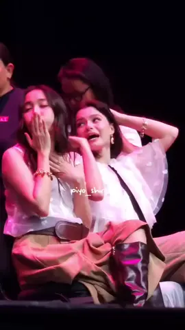 Ela dando tchauzinho ela e tão fofaaaa 😭💗🤏🏻 FREEN BECKY LATAM TOUR BRAZIL #FreenBecky1stFMinSaoPaulo 
