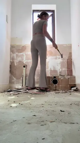 I said this time ill do one room at a time, now I have half a living room, no kitchen, no dining room, no upstairs hallway and a bathroom down. I’m back to living in a building site!! #renovation #renovatingourhome #DIY #newhome #homerenovation 