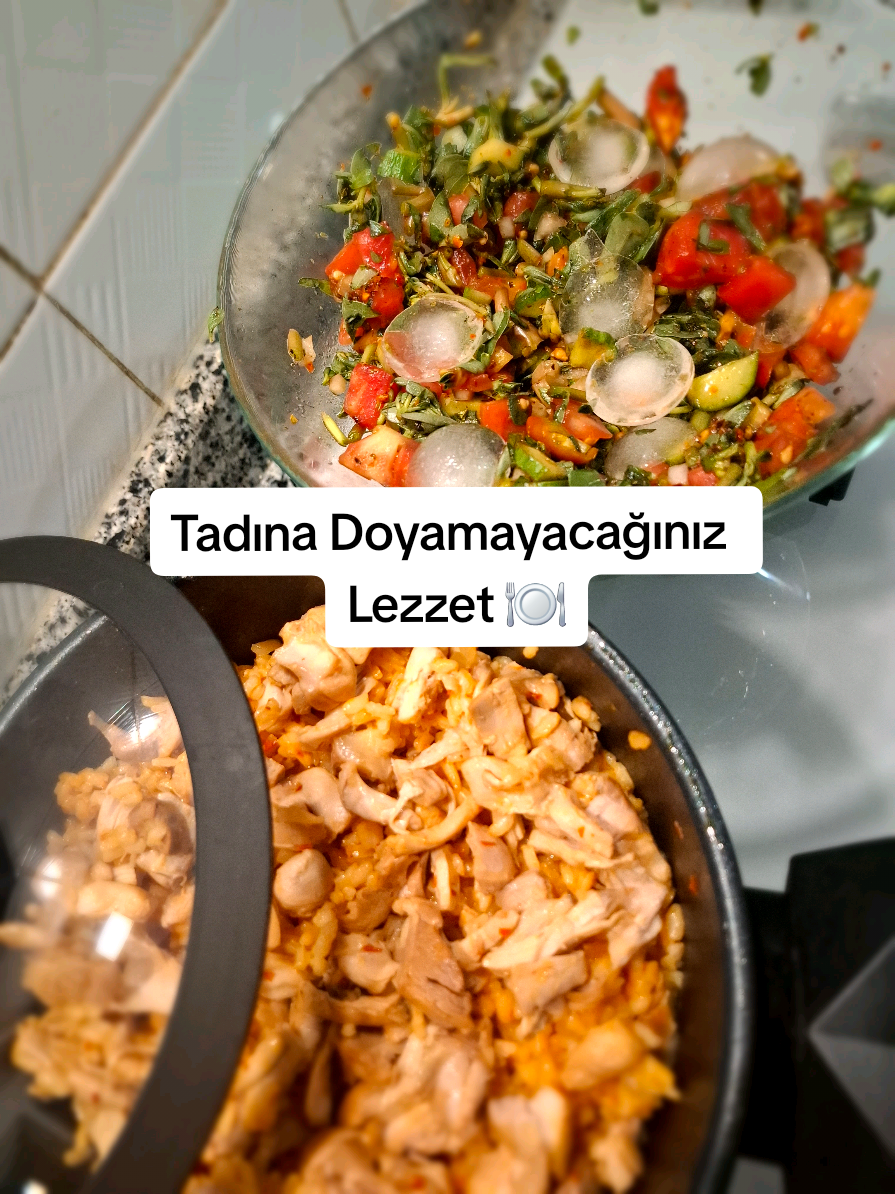 Tavuk ve pilavın aşkı, salatayla taçlandı👑 Lezzet iddiam büyük! 👩‍🍳TAVUKLU SALÇALI PİRİNÇ PİLAVI ✨️  Daha önce yediniz mi?  En güzel eşlikçisi Buz gibi salata ve ayran🥗🥛 Malzemeler: 1 adet doğranmış kalçalı but( piştikten sonra üzerine tiritlenecek) 1 adet soğan 3 yemek kaşığı sıvı yağ 1 tatlı kaşığı kaşığı biber salçası 1 tatlı kaşığı Tuz 4 su bardağı ılık su 2 su bardağı pirinç  #akşammenüsü 🍽 #evyemekleri 🏡 #tavukluyemekler 🍗 #pilavkeyfi 🥘 #nefisyemektarifleri 🥗
