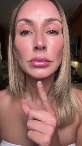 So glowy and nourishing!  #glasslips #lipcombo #lips #makeup #lipliner 