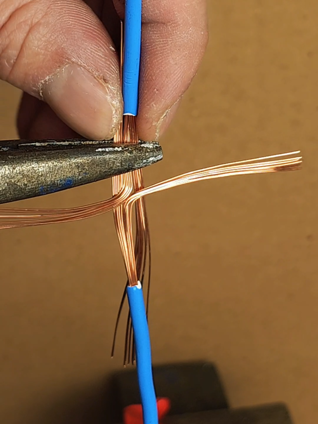 Técnica que todo eletricista usa!  #Eletricista #Técnica #lifehacks #DIY #solution 