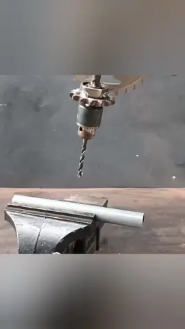 Furadeira manual que perfura até metal #furadeira #engenharia #DIY #engenhoca #criatividade 