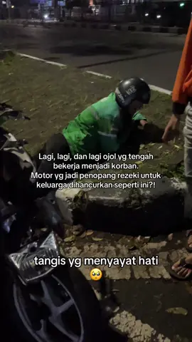 Kronologi ringkasnya sepengetahuanku: Si Kang Ojol dapat orderan food melewati Jl. Aria Jipang. Dia nggak tau kalau situasi di jalan itu akan segera pecah dalam hitungan detik, karena memang di awal masuk jalan sampai sekian puluh meter ke depan terlihat sepi dan aman. Tapi kemudian dit*mbakkanlah gas bedebah itu. Sempat dibantu oleh TNI. Ditariknya masuk ke ruangan dulu untuk menghindari gas dan terpaksa harus meninggalkan motornya dulu di jalan. Entah bagaimana, dia bisa keluar dari situ dan berlari ke tempat ini. Sambil terus-terusan mengkhawatirkan motornya. Tidak lama, terdengarlah kabar kalau ada 3 motor sipil yg dibak*r mereka. Paniklah dia. Gimana kalau yg dibakar itu motornya. Dengan dibantu beberapa orang untuk memastikan motor apa saja yg dibakar itu, memberanikan diri untuk kembali ke sana. Sebagian orang menunggu di tempat ini. Beberapa menit kemudian terlihat dari kejauhan, dia kembali membawa motor dengan 