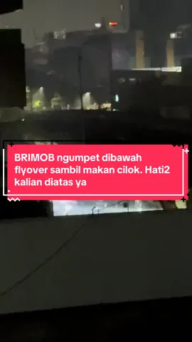 04:50, BRIMOB matiin mesin ngumpet dibawah flyover sambil makan cilok. Kalian hati2 pendemo
