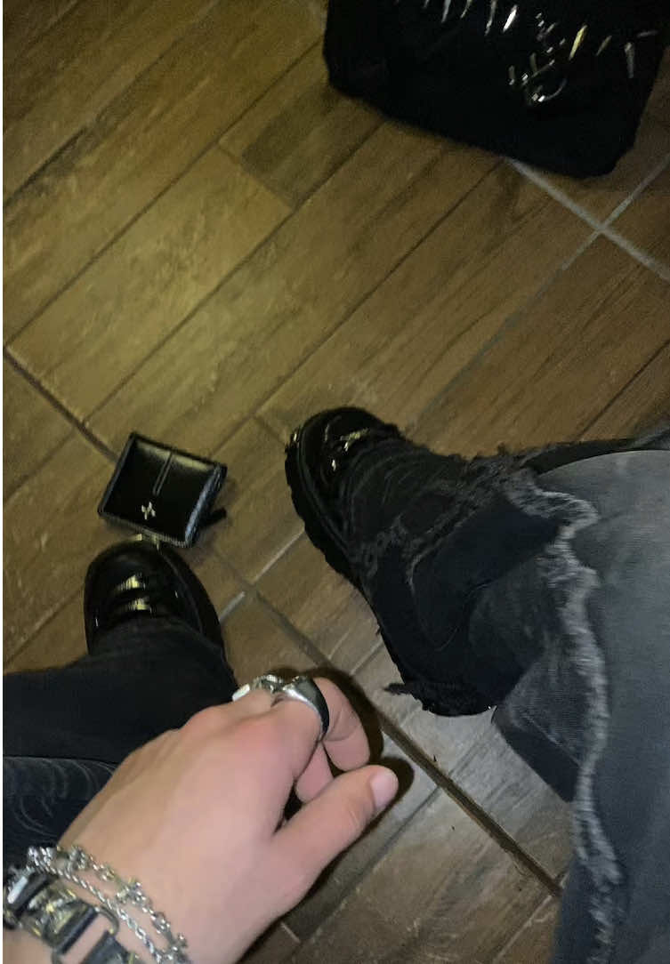i drop my wallet :( #goth #newrock #alternative #baggyjeans #outfit 