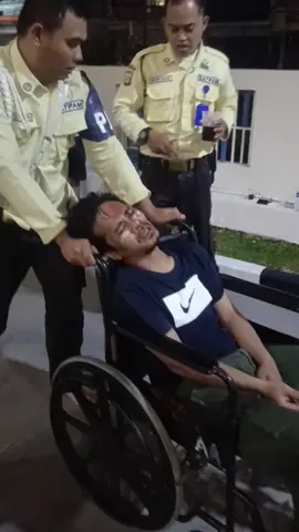 tolong viralkan, kasian bapak ini pulang dagang dari Cakung ingin balik naik ojek malah kena tembak oleh oknum polisi yg tidak bertanggung jawab, bapak ini tertembak di bagian jari tangan yang hampir putus, semoga adanya video ini keluarga korban melihat🙏🏻#fyp #tren #viral #bubarkandpr #ripindonesia 