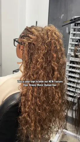 We are in love with our new ‘Breezy Wave’ texture 💗✨ This hair is STUNNING! #breezywave #atlanta #braider #goddessbraids 