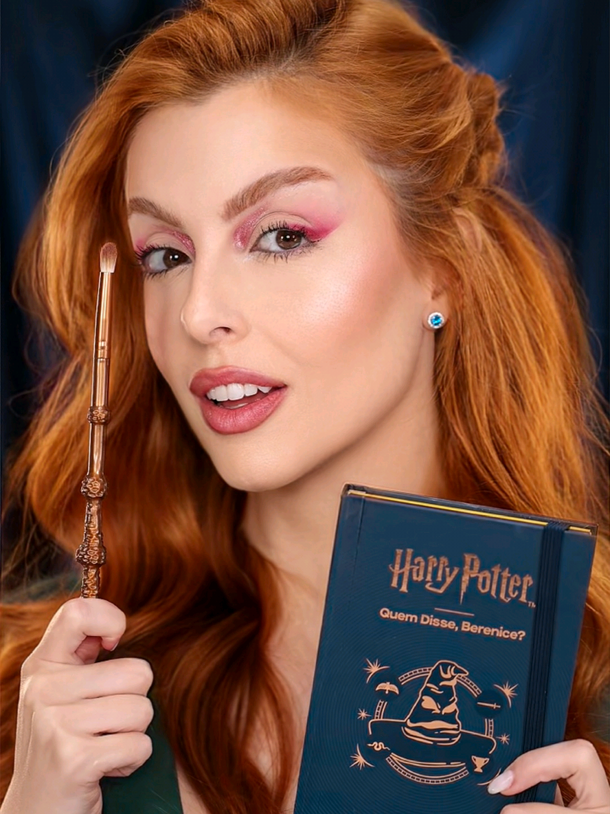 a collab mais esperada está de volta: Quem Disse, Berenice? + Harry Potter! uma coleção que transforma cada make em um verdadeiro passe de beleza. ⚡️🧙🏼 qual item dessa coleção seria o protagonista do seu look? ✨ #UmPasseDeMake #QDBHarryPotter #AEscolhidaVoltou