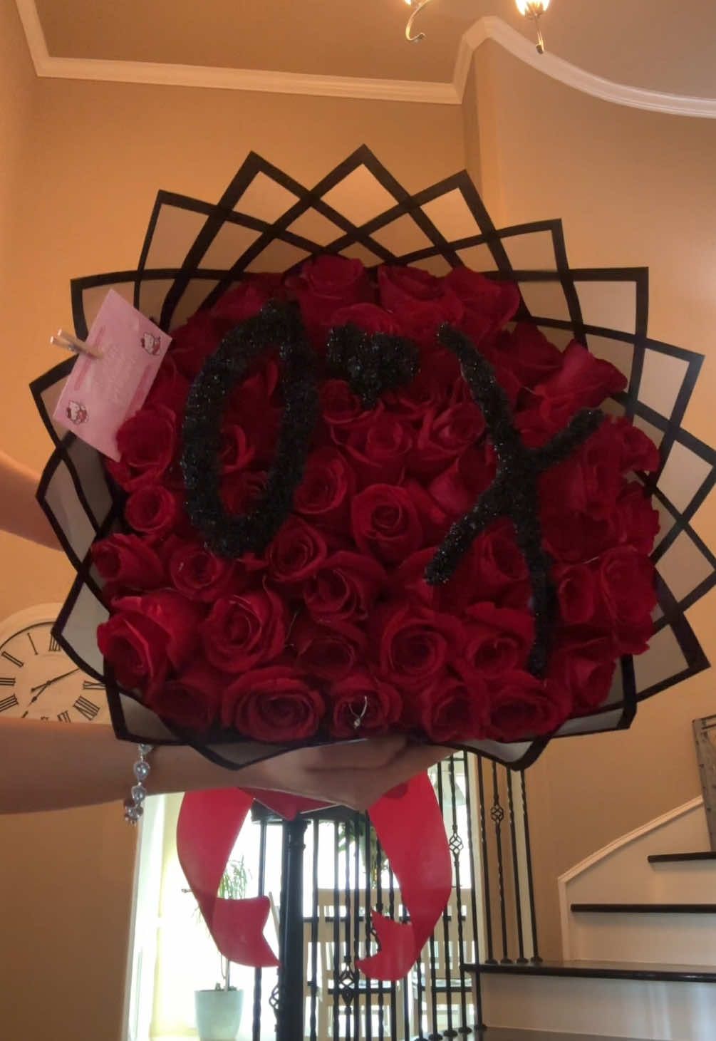 xo 🖤 insta: isabels_flores #isabelsflores #theweeknd #weekndhouston #ramo #ramobuchon #xo #redroses #flowers #floristsoftiktok #fypシ #weekndbouquet #roses #parati #trending 
