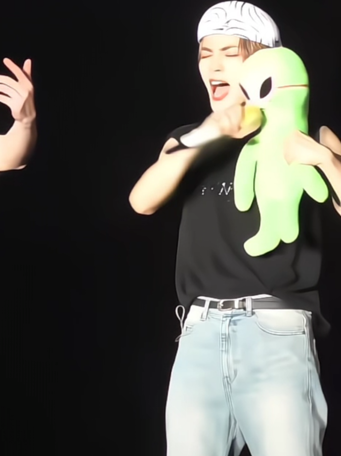 Okeee dimaklumi Jun 😩🤣 WayV concert No Way Out in Osaka day 1 cr. on vid #xiaojun #wayv #nct #foryou #foryou 
