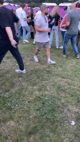 Een wit Uniqlo Airism shirt op een festival. Zo uniek😍😍😍 #zeezoutfestival #fyp #uniqlo 