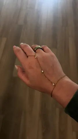 Obsessed w my new @EVRY JEWELS  hand chain 😍 #evryjewelscollab 