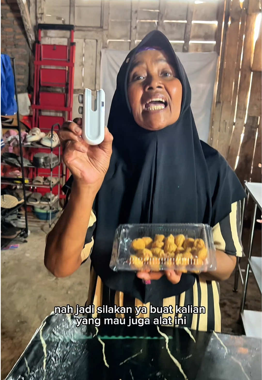 Sealer mini cocok untuk pelaku usaha jajanan UMKM biar gak repot2 pakai staples lagi , harganya murah cuma 30ribuan , tapi sayang bgt stoknya sering kehabisan , jadi buat yg mau juga buruan cek keranjang kuning ya #sealermini #sealerplastik #sealer #wibgajian #cuantanpabatas 