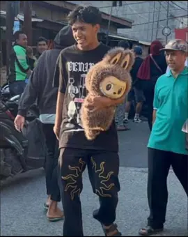 Kediaman anggota DPR Ahmad Sahroni di Tanjung Priok, Jakarta Utara, digeruduk massa pada Sabtu sore (30/8/2025). Ratusan orang mendobrak pagar, merusak mobil, hingga menjarah isi rumahnya. Dalam sejumlah video yang beredar di media sosial, terlihat barang-barang berharga dijarah massa. Mulai dari jam tangan mewah senilai Rp11 miliar, uang tunai, hingga playstation dan perlengkapan rumah tangga seperti mesin pendingin.  Koleksi mainan dan figur pun tampak berserakan di lantai, sementara mobil mewah di garasi hancur. Brankas berisi uang juga dijebol, dengan pecahan rupiah hingga dolar disawer dan dibagikan kepada warga sekitar lokasi.